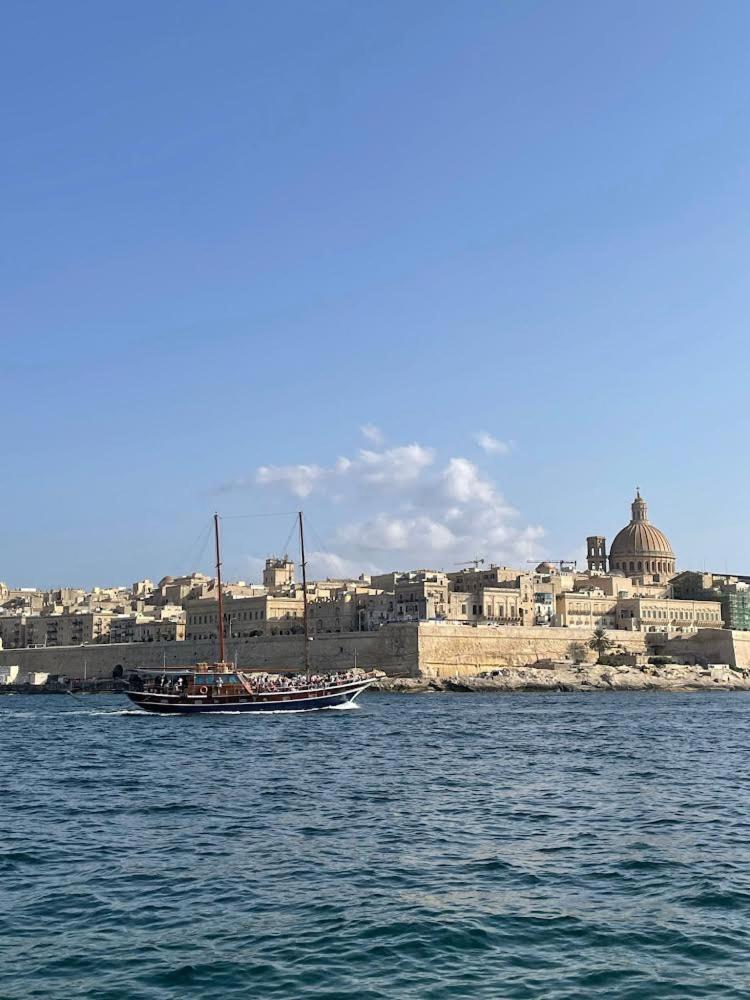 Spacious Seaview Sliema Apt, Steps From Valletta Ferry Eksteriør billede